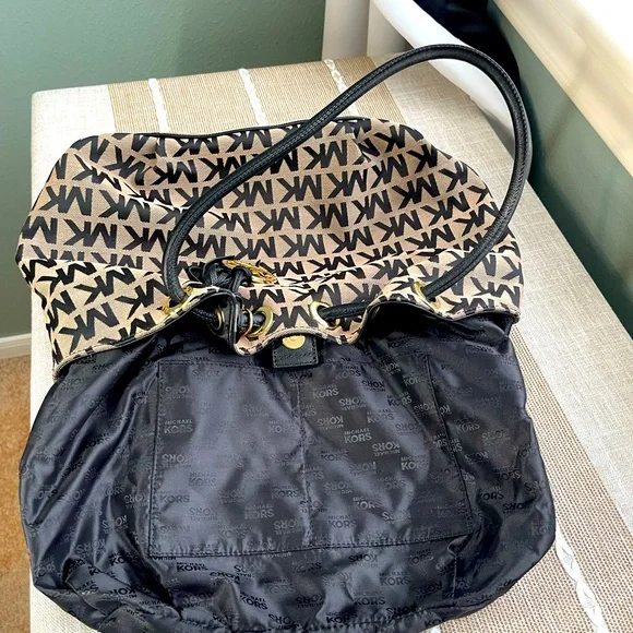 Michael Kors Black & Beige Signature Logo Medium East West Ring Tote Bag - Picture 10 of 10